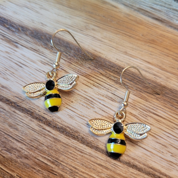 💥RESTOCKED💥Dainty Bumblebee Dangle Earrings - Picture 4 of 4